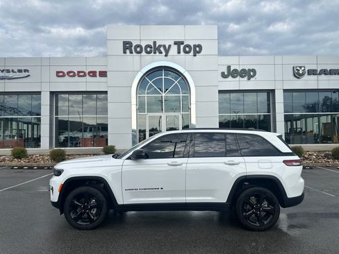 Used 2024 Jeep Grand Cherokee Altitude AWD/4WD image 1