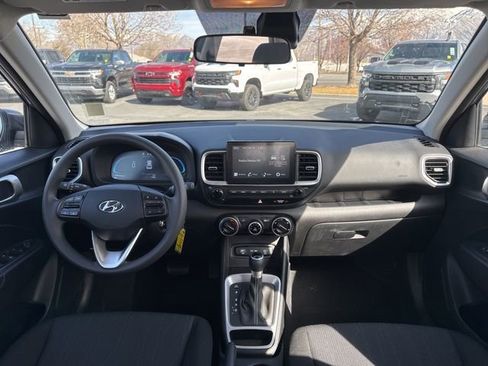 Used 2025 Hyundai Venue SE image 11
