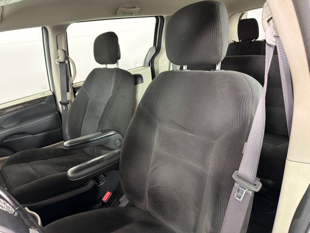 Used 2016 Dodge Grand Caravan American Value Package w/ UConnect Hands-Free Group FWD image 13