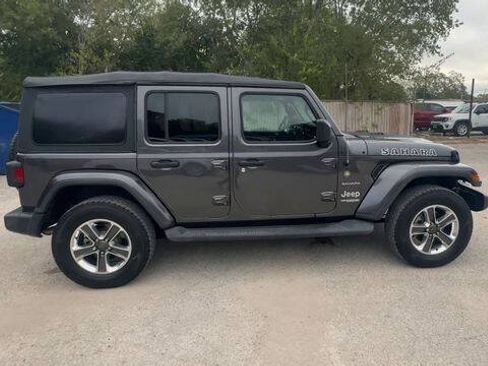 Used 2018 Jeep Wrangler Unlimited Sahara AWD/4WD image 9