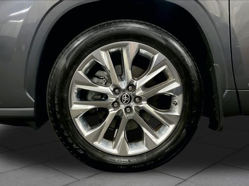 Used 2025 Toyota Highlander Limited AWD/4WD image 11
