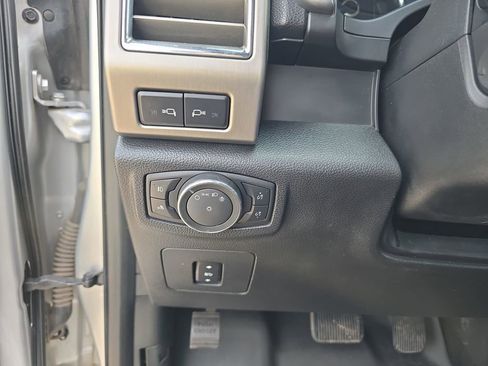 Used 2015 Ford F150 Platinum w/ Equipment Group 701A Luxury AWD/4WD image 24
