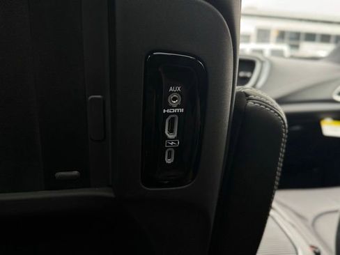 New 2026 Chrysler Pacifica Limited w/ Uconnect Theater Family Group image 25