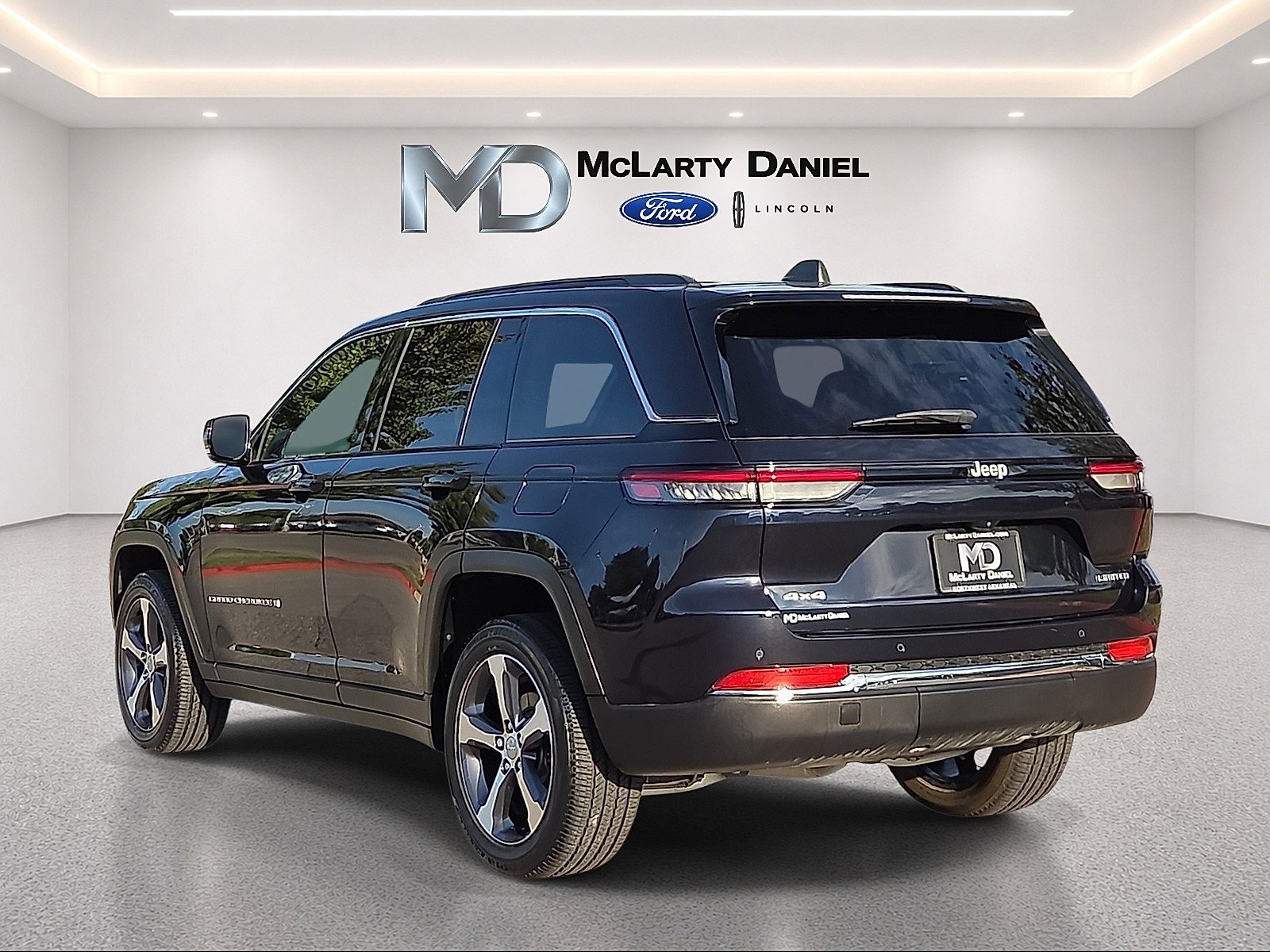 Used 2024 Jeep Grand Cherokee Limited w/ Trailer Tow Package AWD/4WD image 4