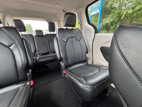 Used 2024 Chrysler Pacifica Touring-L FWD image 41