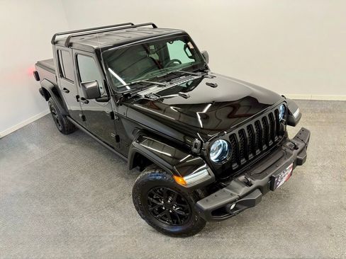 Used 2023 Jeep Gladiator Sport S image 2