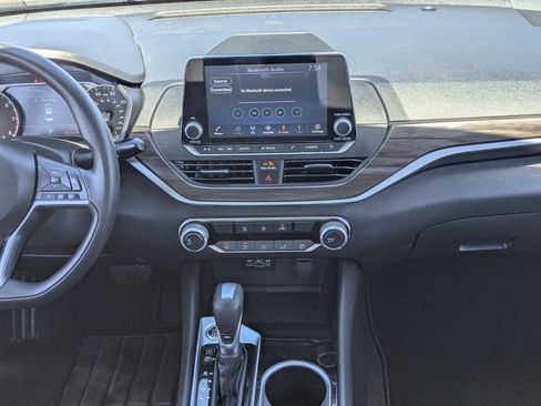 Used 2024 Nissan Altima 2.5 SV FWD image 14