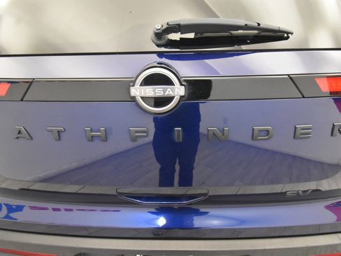 Used 2022 Nissan Pathfinder SV w/ SV Black Package FWD image 46