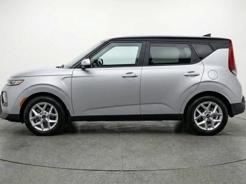 Used 2025 Kia Soul LX w/ LX Technology Package FWD image 5