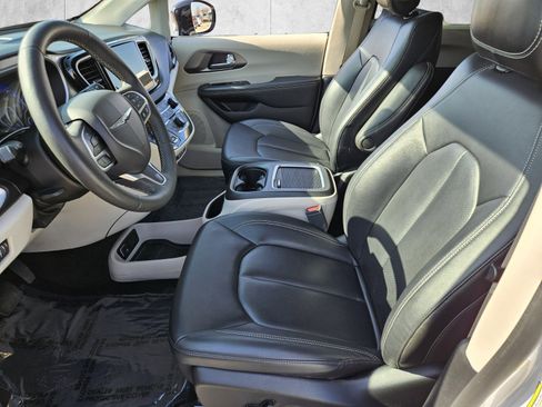 Used 2024 Chrysler Pacifica Touring-L image 7