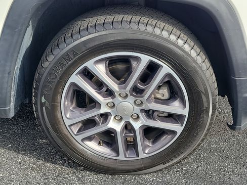 Used 2018 Jeep Compass Latitude w/ Popular Equipment Group FWD image 20