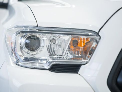 Used 2022 Toyota Tacoma SR w/ SR Convenience Package RWD image 10