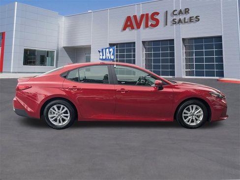 Used 2025 Toyota Camry LE image 5
