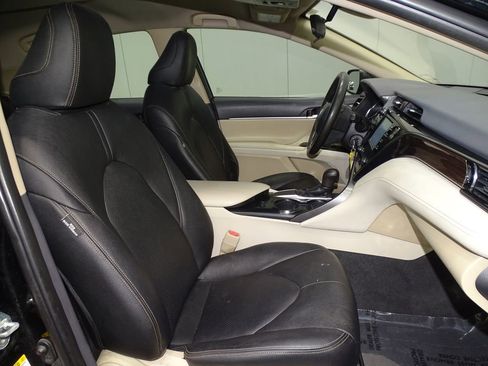 Used 2019 Toyota Camry LE image 14