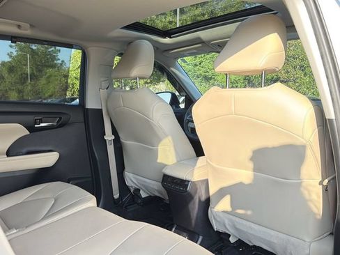 Used 2024 Toyota Highlander XLE FWD image 16