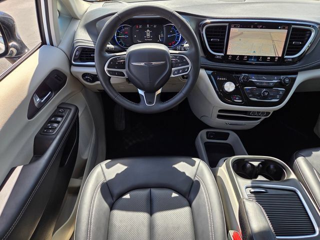 Used 2024 Chrysler Pacifica Limited FWD image 13