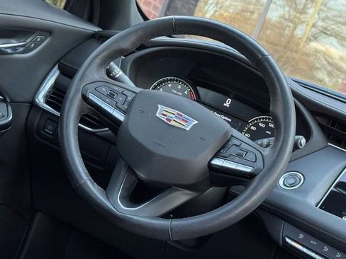 Used 2022 Cadillac XT4 Luxury w/ Cold Weather Package image 10