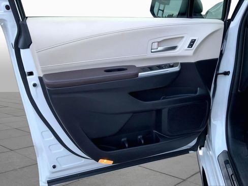 Used 2023 Toyota Sienna Platinum FWD image 19