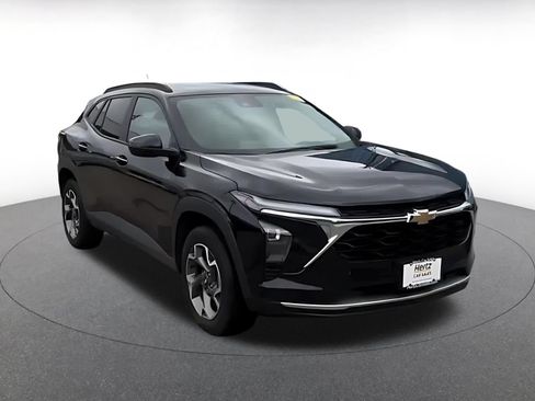 Used 2025 Chevrolet Trax LT FWD image 3