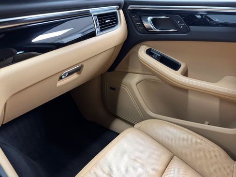 Used 2018 Porsche Macan AWD/4WD image 23