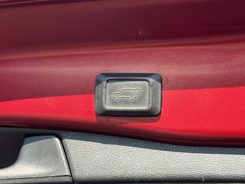 Used 2020 Toyota RAV4 XLE Premium image 35