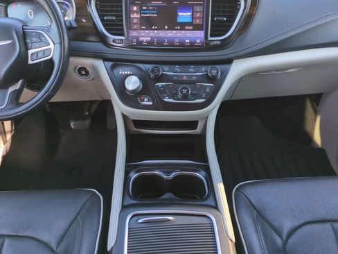 Used 2022 Chrysler Pacifica Limited FWD image 19