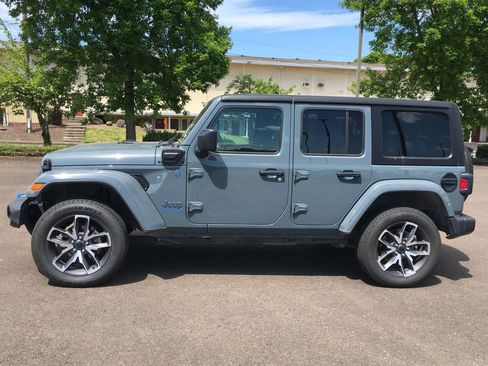 Used 2024 Jeep Wrangler Unlimited AWD/4WD image 3
