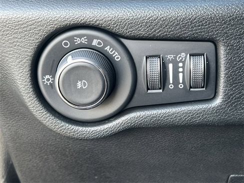 Used 2025 Chrysler Pacifica Select image 19