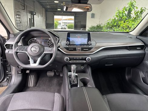 Used 2025 Nissan Altima 2.5 SV image 34