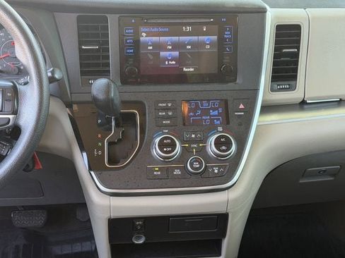 Used 2015 Toyota Sienna LE FWD image 17