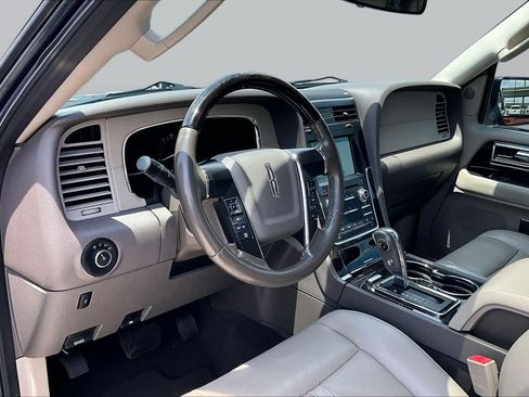 Used 2017 Lincoln Navigator Select RWD image 16