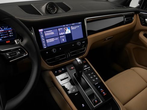 Used 2025 Porsche Macan image 34