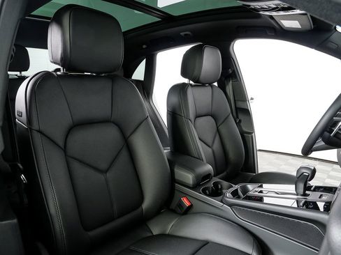 New 2026 Porsche Macan image 24