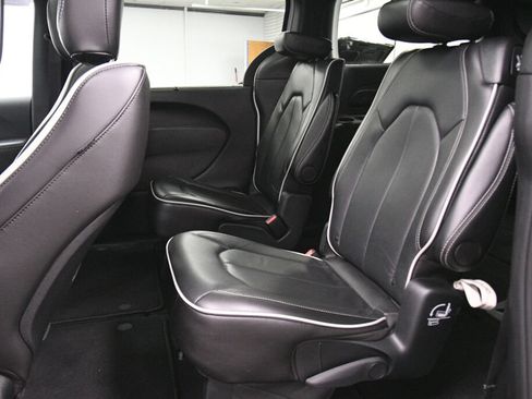 Used 2025 Chrysler Pacifica Limited FWD image 22