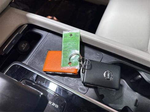 Used 2022 Volvo XC60 B5 Momentum image 31