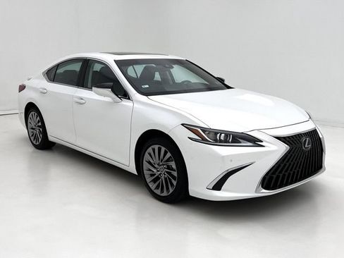 Used 2025 Lexus ES 300h w/ Technology Package FWD image 2