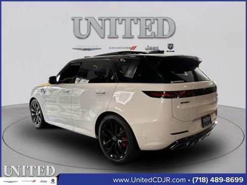 Used 2023 Land Rover Range Rover Sport SE Dynamic image 4