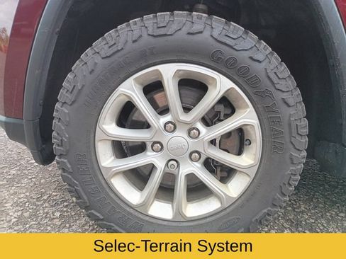 Used 2021 Jeep Grand Cherokee Laredo AWD/4WD image 21