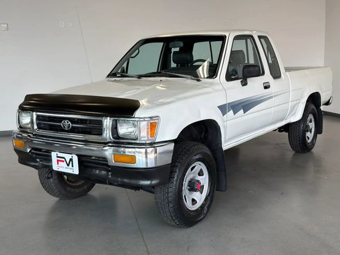 Used 1992 Toyota Pickup Deluxe AWD/4WD image 3