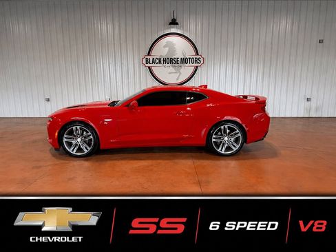 Used 2016 Chevrolet Camaro SS RWD image 1