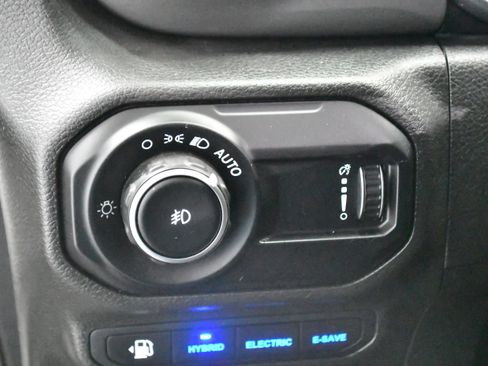 Used 2023 Jeep Wrangler Unlimited w/ Sun & Screen Package image 23