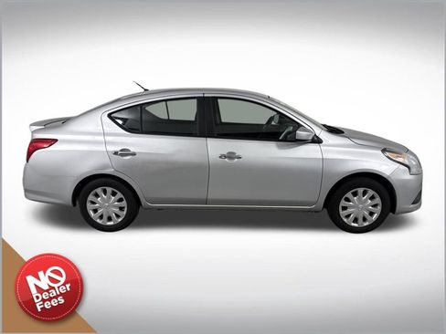 Used 2016 Nissan Versa SV image 2