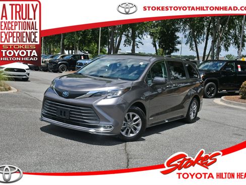 Used 2021 Toyota Sienna XLE w/ XLE Plus Package FWD image 1
