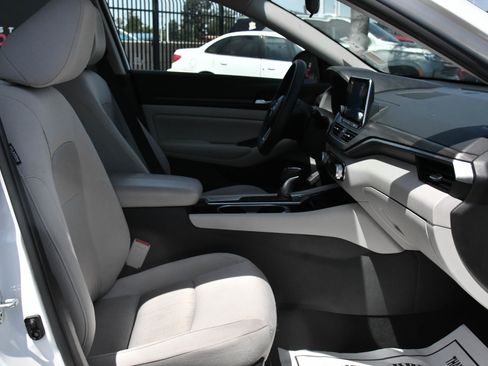 Used 2024 Nissan Altima 2.5 SV FWD image 40