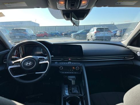 Used 2025 Hyundai Elantra SEL image 32