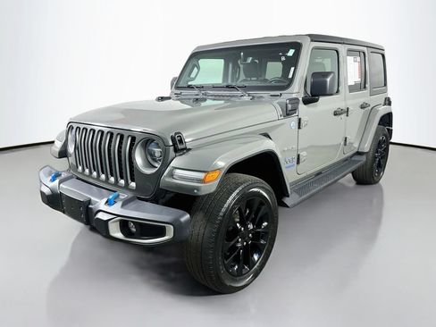 Used 2022 Jeep Wrangler Unlimited Sahara AWD/4WD image 3