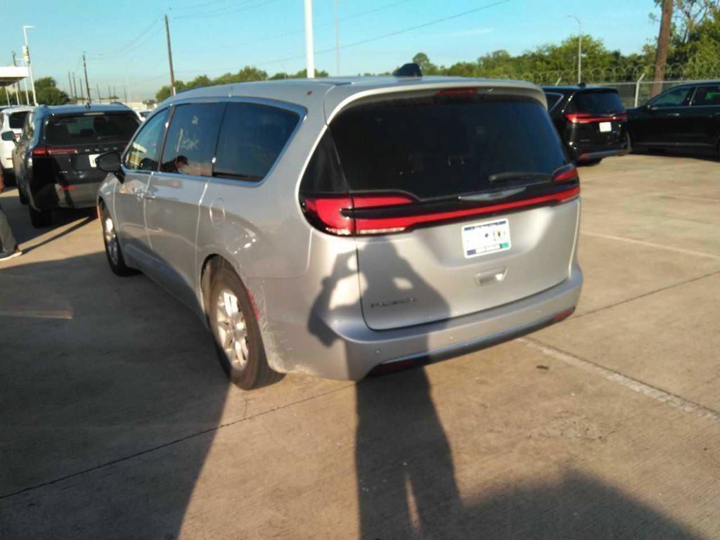 Used 2024 Chrysler Pacifica Touring-L FWD image 9
