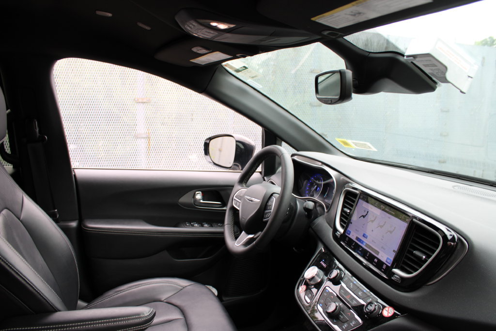 Used 2025 Chrysler Pacifica Select FWD image 19