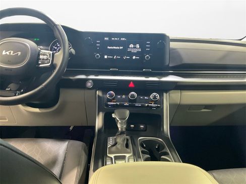Used 2024 Kia Carnival LX image 11