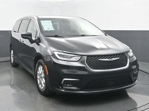 Used 2023 Chrysler Pacifica Touring-L FWD image 8